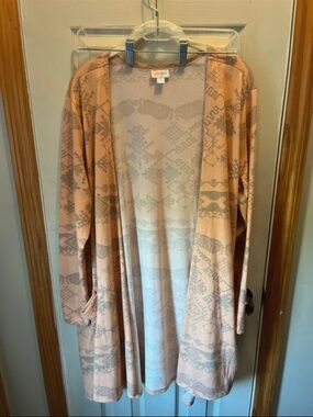 LuLaRoe neutral gray tee with multicolor logo